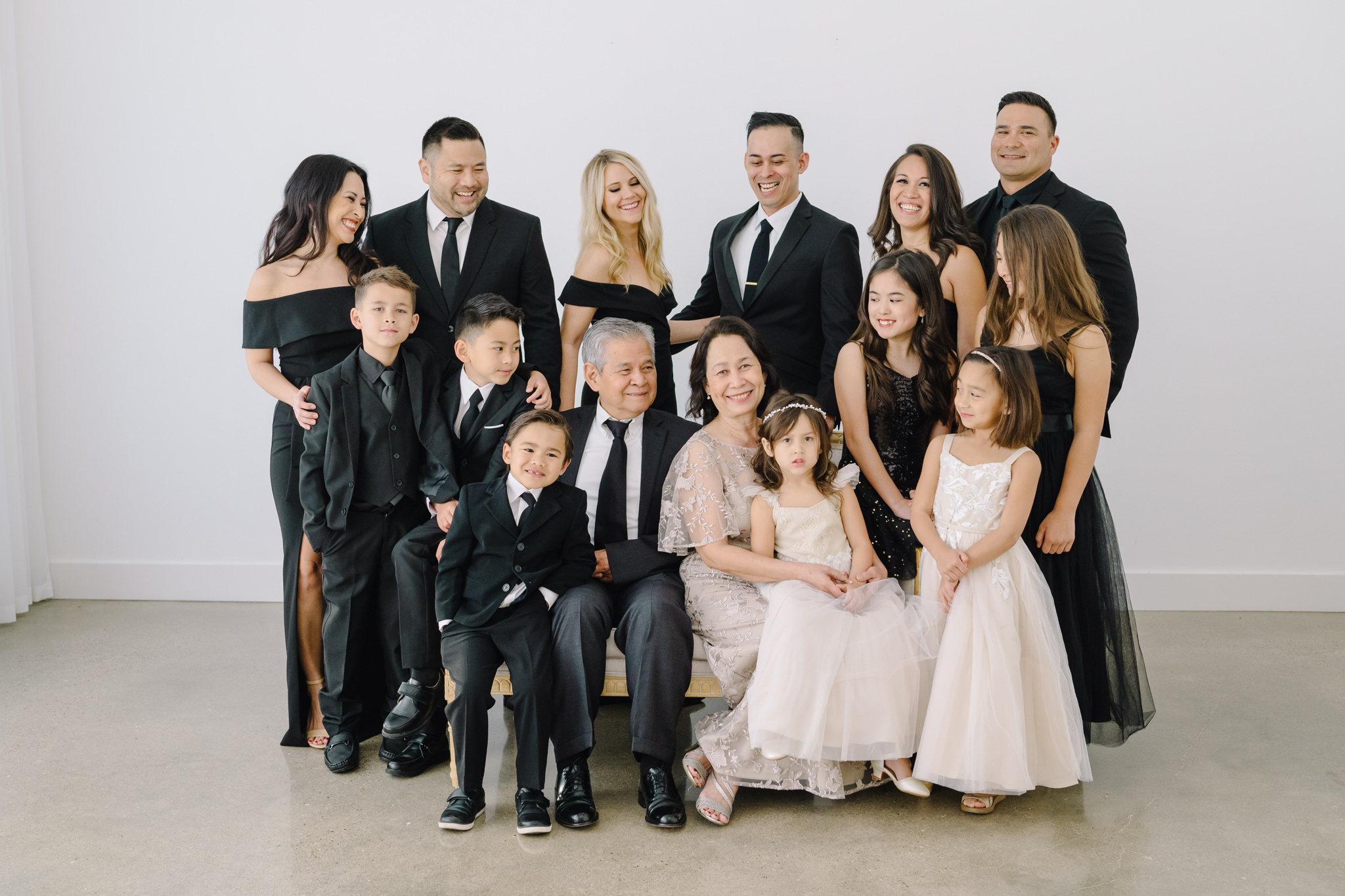 Houstn multi generation family photographer extended family portrait photography khanh nguyen