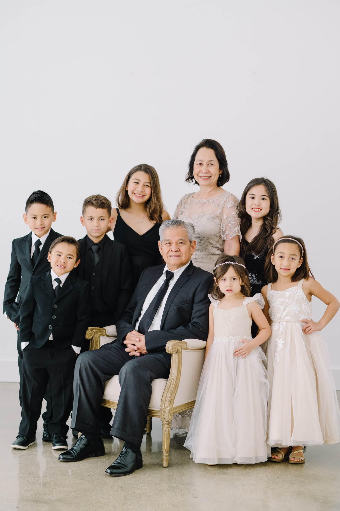 Houston multi generation family photographer extended family portrait photography khanh nguyen