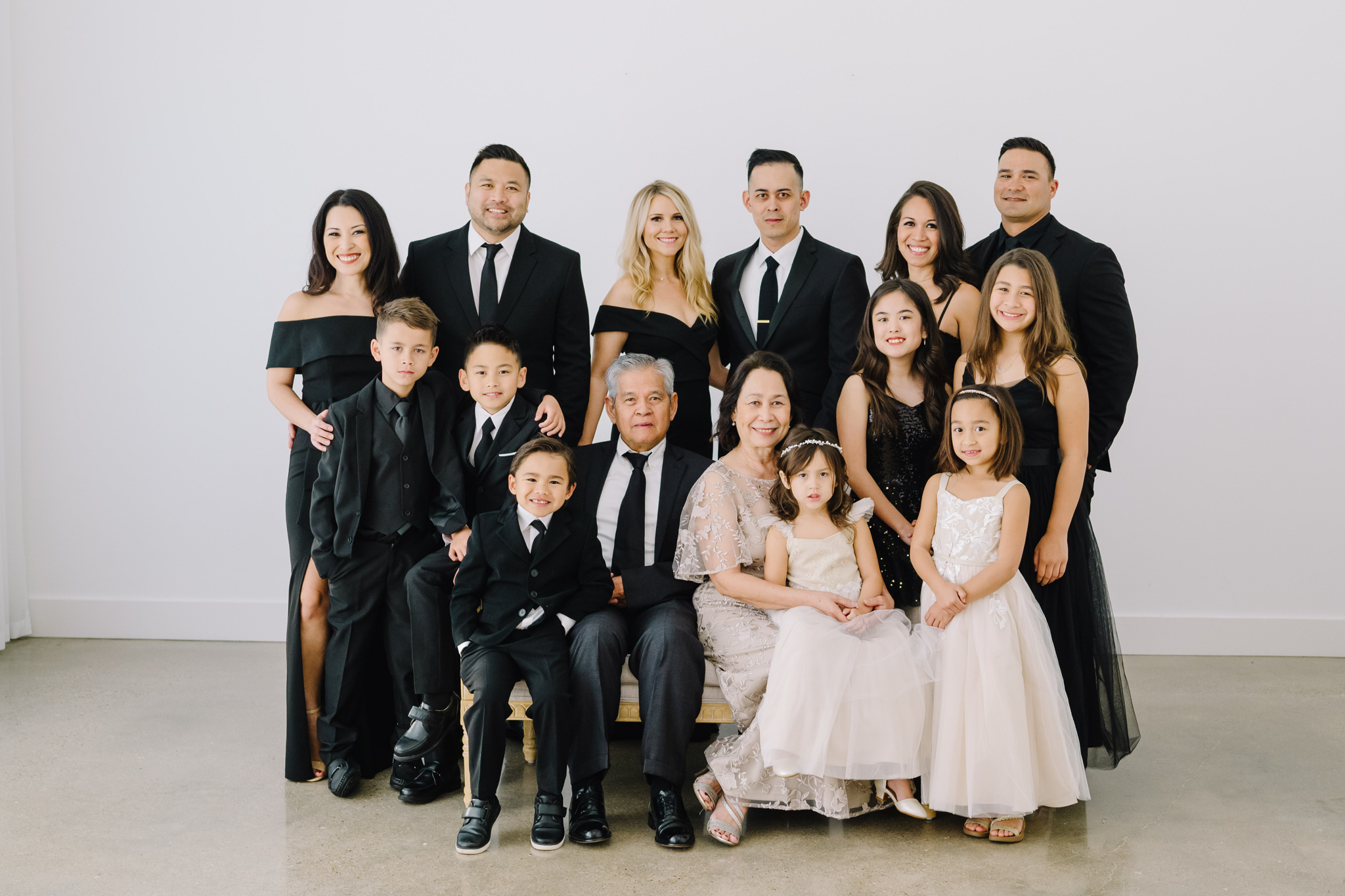 Houston multi generation family photographer extended family portrait photography khanh nguyen