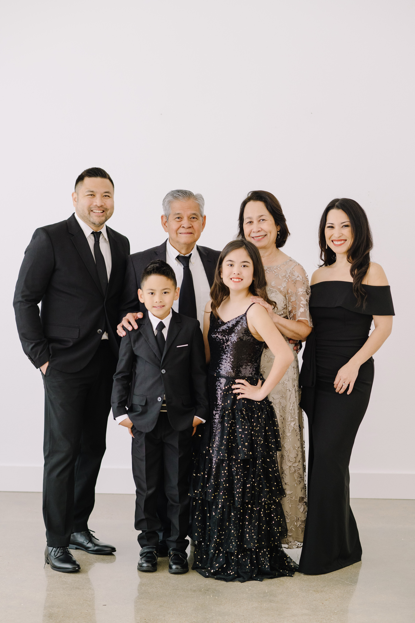 Houston multi generation family photographer extended family portrait photography khanh nguyen