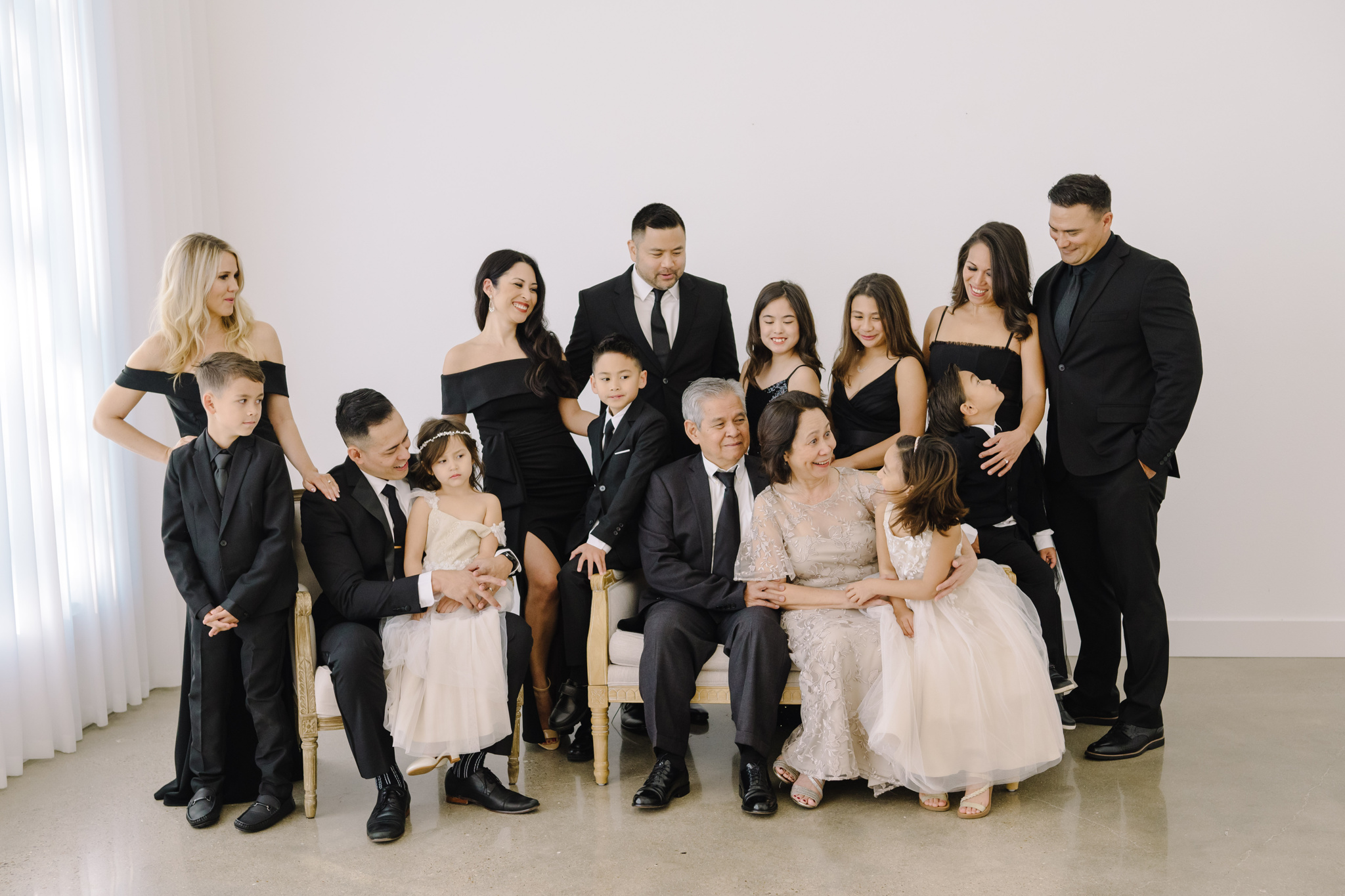 Houston multi generation family photographer extended family portrait photography khanh nguyen